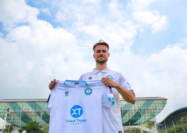 Một cuốn sách luật mở với biểu tượng thể thao, minh họa cho các quy tắc cá cược rõ ràng tại f1686 trang chủ